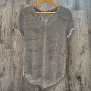 Recreation Gray Camo V-Neck Tee Curved Hem Short Sleeve